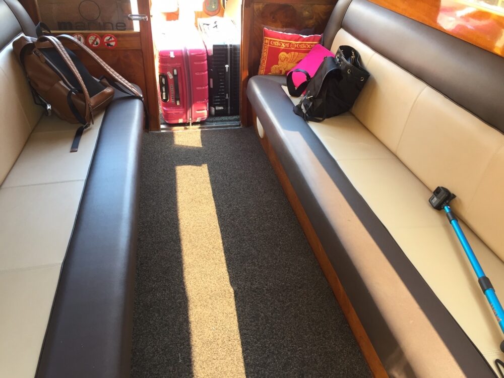 水上タクシーの中