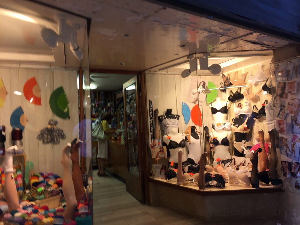 下着屋?