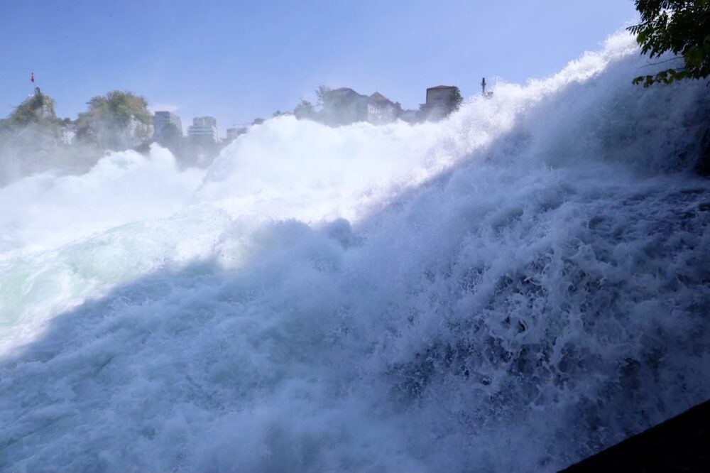 目の前で見るライン滝