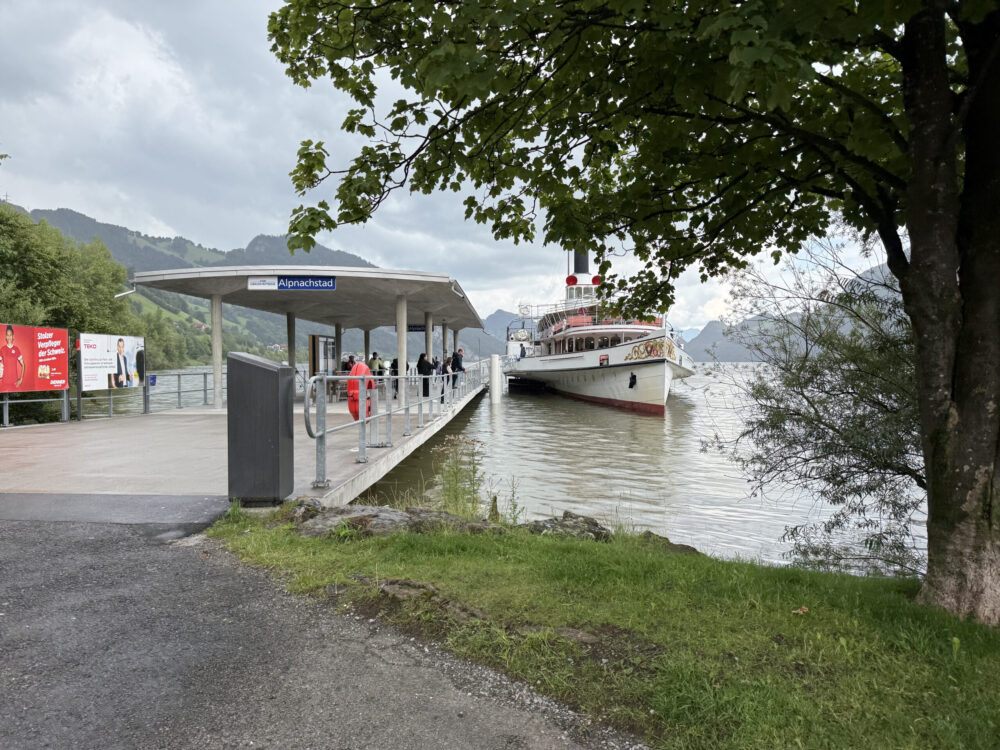 目の前の船に乗船！